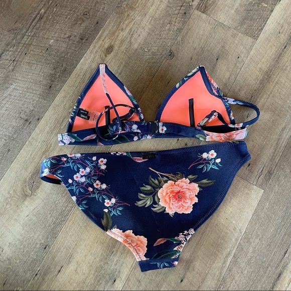 👙 Triangl Delilah Floral neoprene bikini 👙 - Picture 3 of 8